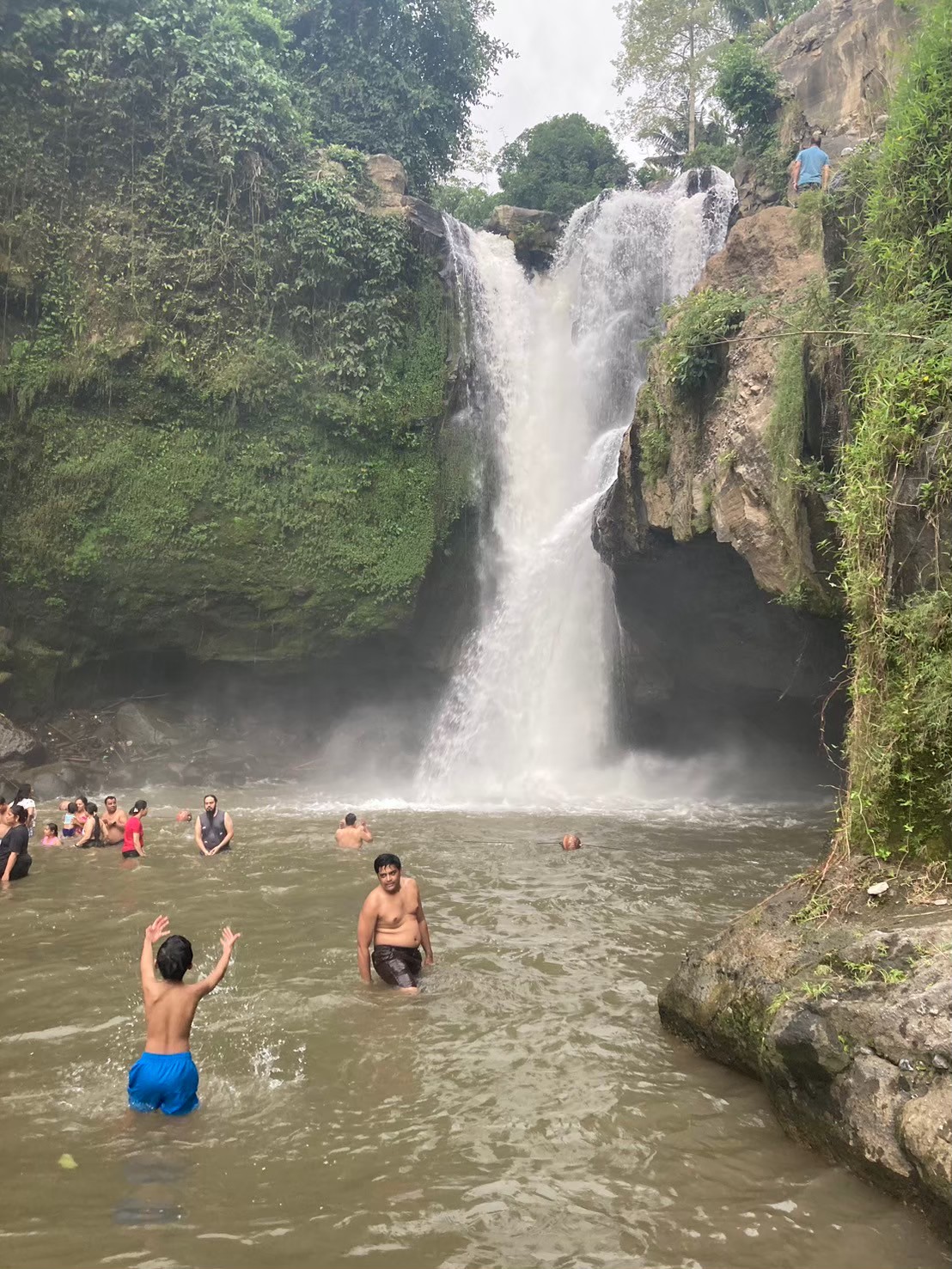 Tegenungan 瀑布 https://dtks6emtee9cj.cloudfront.net/20240523/2113.jpg