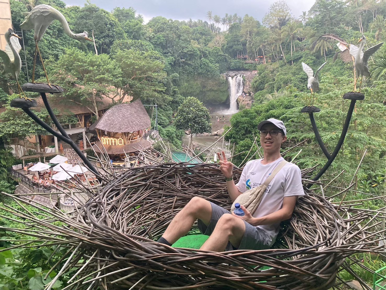 Tegenungan 瀑布 https://dtks6emtee9cj.cloudfront.net/20240523/2116.jpg