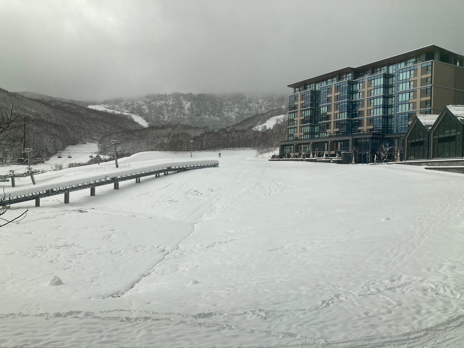 滑雪 https://dtks6emtee9cj.cloudfront.net/20241130/762.jpg